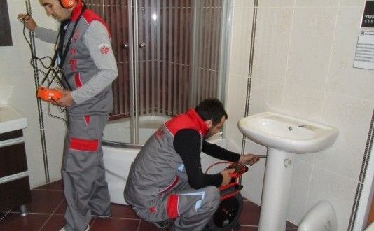 كشف تسريب المياه تحت البلاط